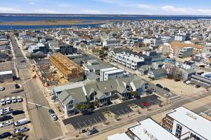 Beautifully renovated 2 Bedroom Retreat 1 block from the Beach parking spot and beach passes