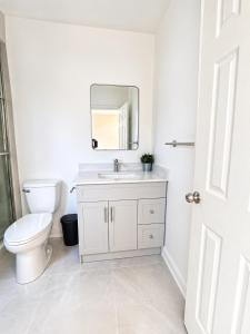 Toronto Downtown Stylish 2BR Suite Private Bath Walk to Ossington Subway