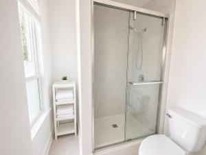 Toronto Downtown Stylish 2BR Suite Private Bath Walk to Ossington Subway
