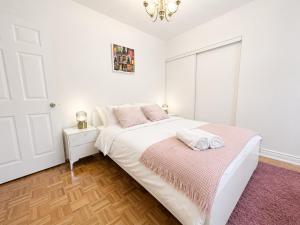 Toronto Downtown Stylish 2BR Suite Private Bath Walk to Ossington Subway