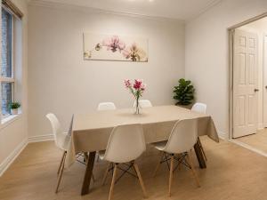 Toronto Downtown Stylish 2BR Suite Private Bath Walk to Ossington Subway
