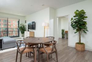 Central 2BR Den Fenway Walk to BU Longwood Red Sox