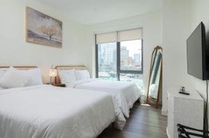Central 2BR Den Fenway Walk to BU Longwood Red Sox
