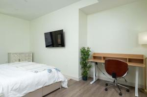 Central 2BR Den Fenway Walk to BU Longwood Red Sox