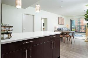 Central 2BR Den Fenway Walk to BU Longwood Red Sox