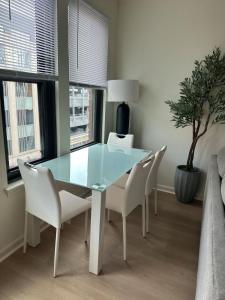 Central 2BR Apt w Pool & Gym sleep 7