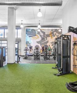 Central 2BR Apt w Pool & Gym sleep 7