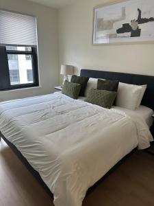 Central 2BR Apt w Pool & Gym sleep 7