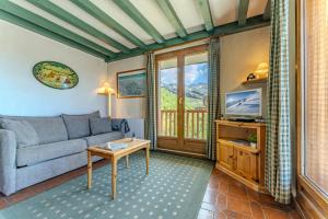 Comfort with Balcony Ski Access and parking