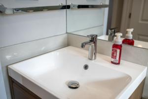 King beds 10 min to airport 20 min to downtown