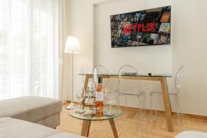 Cozy 2BR Stylish Apt - Balcony - Acropolis Metro