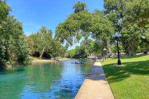 RRC A203 Sweet Retreat On The Comal