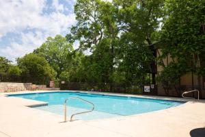 CW C101 Condo de Comal