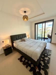 Beachfront luxury 2 bedroom appartement with pool and gym