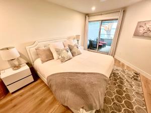 High Tide Suite - Modern Oceanfront Escape with Spa-like Bath, Resort Pool & Hot Tub
