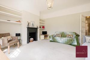 Teddington One Bedroom Flat Parking