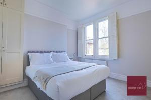 Teddington One Bedroom Flat Parking
