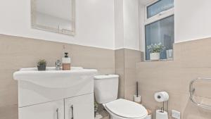 Cosy Flat Near the City Centre - Free Parking and WIFi - Sleeps 8