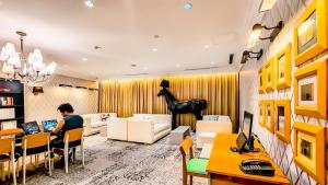 Poblacion High Floor Stay with Pool, Gym, Jacuzzi and Dedicated working Space