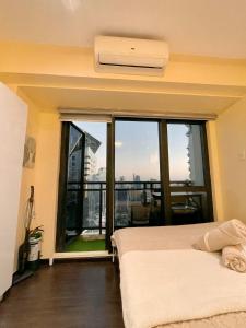 Poblacion High Floor Stay with Pool, Gym, Jacuzzi and Dedicated working Space