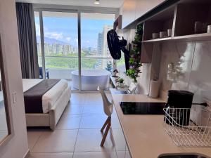 Suite con Jacuzzi y vista al mar piso 13