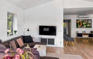 5 Bedroom Cozy Home In Væggerløse