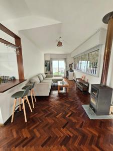 Apartamento con gran balcón frente a parque