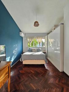 Apartamento con gran balcón frente a parque