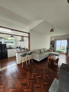 Apartamento con gran balcón frente a parque