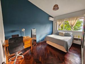 Apartamento con gran balcón frente a parque