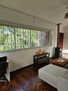Apartamento con gran balcón frente a parque