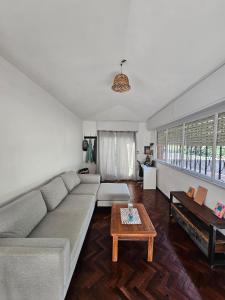 Apartamento con gran balcón frente a parque