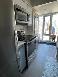 Core Toronto Downtown, Corner Unit ,2 Subway, Free Parking