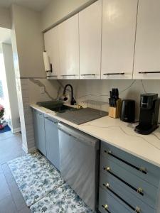 Core Toronto Downtown, Corner Unit ,2 Subway, Free Parking