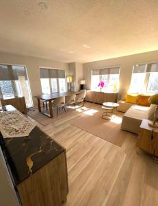 Core Toronto Downtown, Corner Unit ,2 Subway, Free Parking