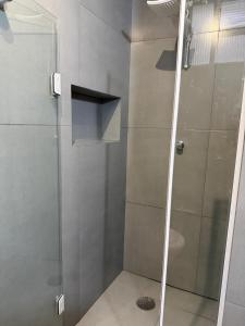 Lindo ap quarto, sala, 4 camas, 6 min do aeroporto