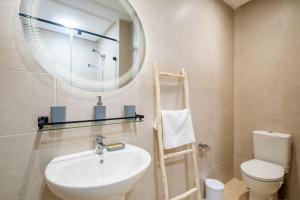 Grand Duplex 4 Chambres avec Terrasse, Piscine et Parking