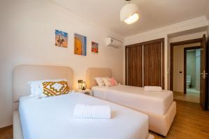 Grand Duplex 4 Chambres avec Terrasse, Piscine et Parking