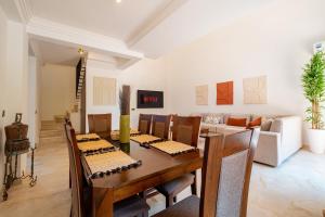 Grand Duplex 4 Chambres avec Terrasse, Piscine et Parking