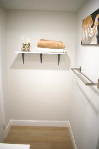 Bright Modern Walkout Basement Suite 8ft Ceilings