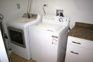 Bright Modern Walkout Basement Suite 8ft Ceilings