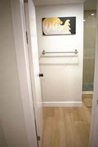 Bright Modern Walkout Basement Suite 8ft Ceilings