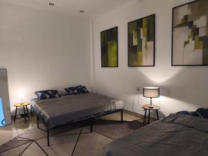 Entire building, city center, one kilometer from the beach, rooftop, kitchen, sleeps 8, 3 bedrooms, 2 bathrooms, strong wifi