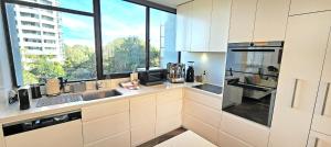 Beautiful harbour views, stylish apartment & pool