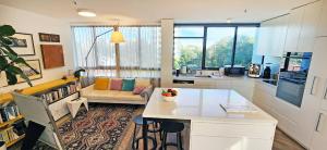 Beautiful harbour views, stylish apartment & pool