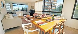 Beautiful harbour views, stylish apartment & pool