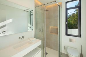VACATION MARBELLA I Villa Almost Heaven, Private Heated Pool, Prime Location Golf Valley, Minutes to Puerto Banus, Hot Tub, GYM, World-Class Dining