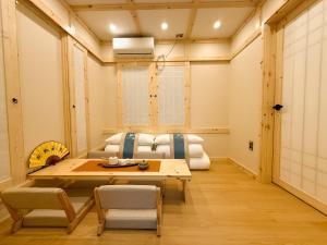 Golmok Stay - Korea Traditional Sytle villa, Hanbok Experience , Nampo,Night Market walk 5 Minute