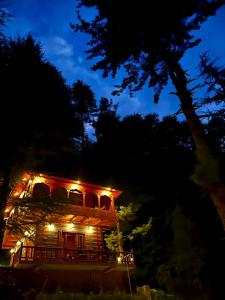 Jana Trails - Kath Kuni Duplex Chalet with Valley View