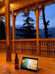 Jana Trails - Kath Kuni Duplex Chalet with Valley View